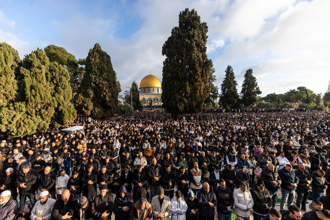 İsrail’in kısıtlamalarına rağmen akın ettiler: 120 Bin Filistinli Mescid-i Aksa’da saf tuttu - Resim: 41